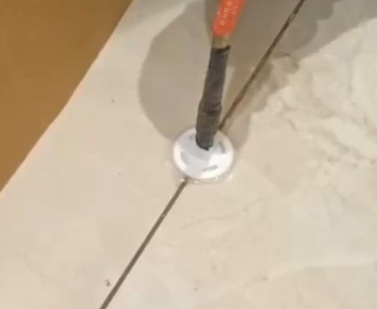 乌兰察布市瓷砖空鼓维修公司专业解答瓷砖在铺贴过程中，如果没有涂抹均匀到位的粘结材料（如水泥砂浆或瓷砖胶），可能会导致以下问题